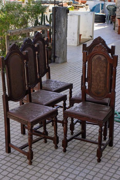 Cadeiras para restauro.