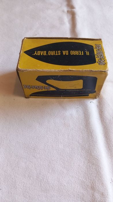 Ferro de passar roupa compacto da marca italiana Faframi modelo "Baby".