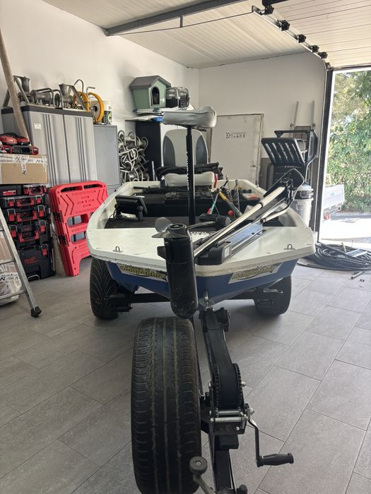Barco de Pesca com 2 motores, sonda e Reboque incluído