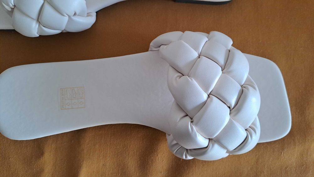 Chinelas cremes entrelançadas. Nº 40. Novas.