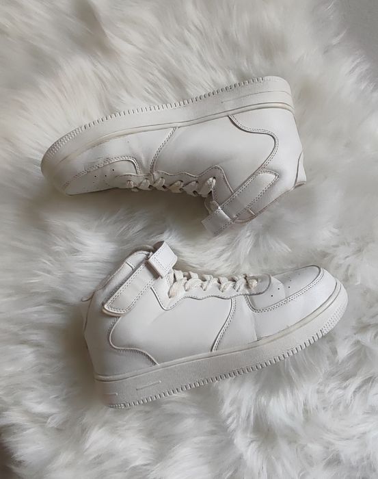 Białe wysokie buty