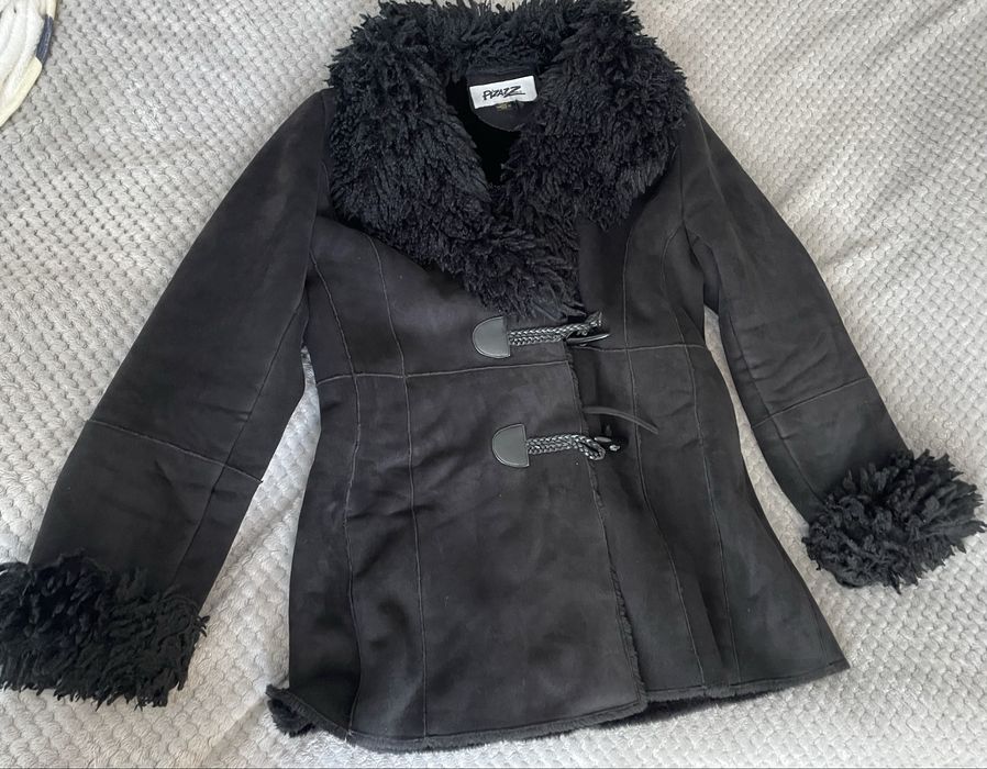 Чорна дубльонка з пухнастим коміром і манжетом бренд PIZAZZ дубльонка