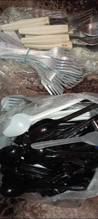 Пластиковые ложки вилки и бутылочки маленькие и ложки пластиковые