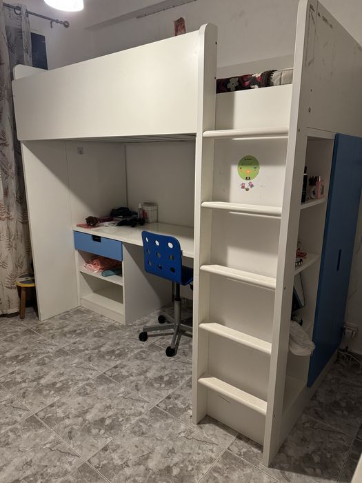 Cama com roupeiro e secretaria