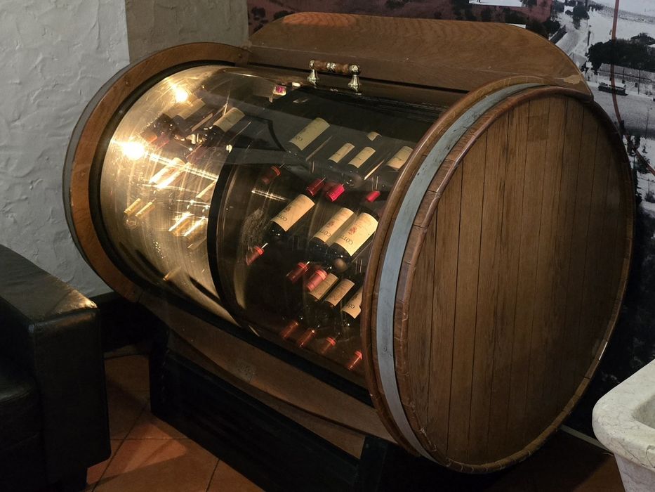 Armario refrigeração para vinhos