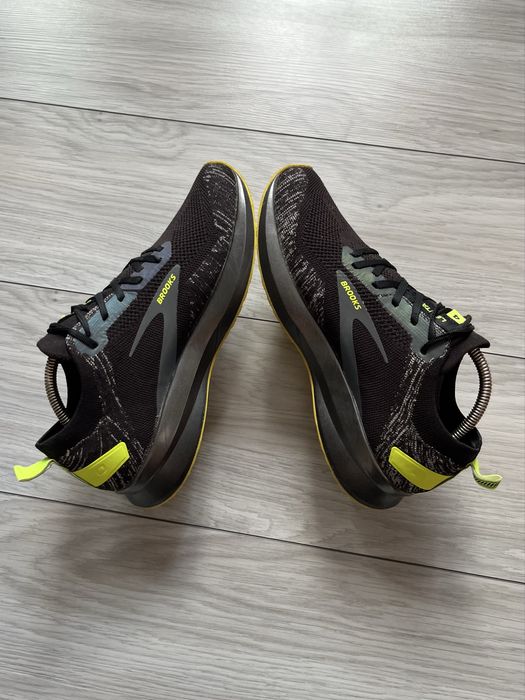 бігові кросівки Brooks Levitate 4