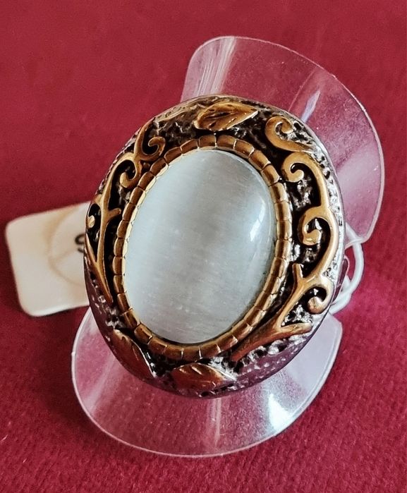Anel bicolor, em aço, com grande pedra oval "olho de gato". T19/20