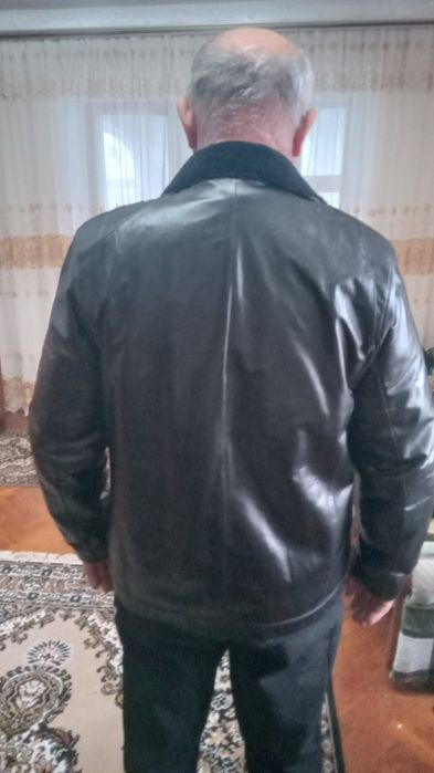 Чоловіча шкіряна куртка на хутрі