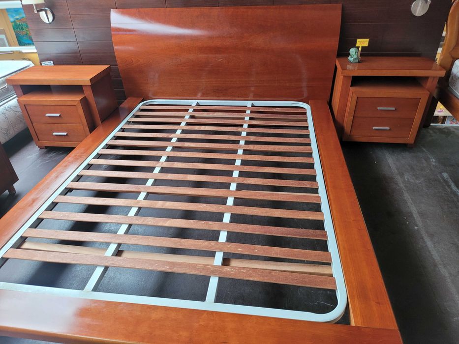 Conjunto de cama e duas mesas de cabeceira - Tudo em óptim