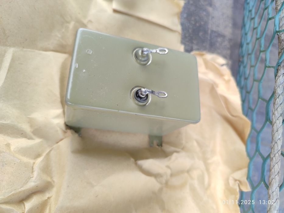 Конденсатори МБГО 2 500 ви, 200 мкф.