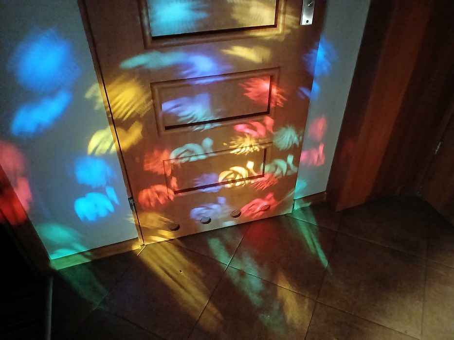 Fajna lampa na imprezę, domówkę, party. Wirujące kolorowe wzorki