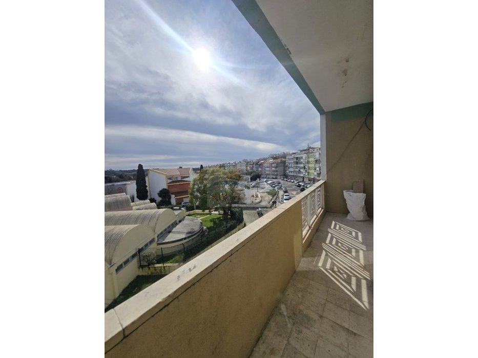 Fantástico T3 em Queluz com varanda e muito soalheiro totalmente re...