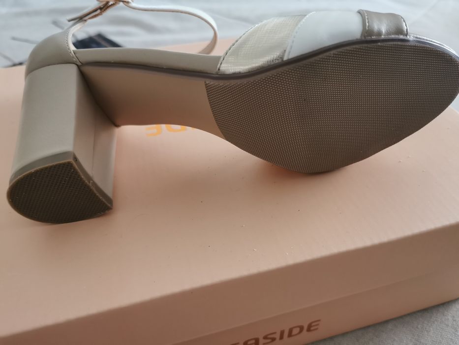 Sandálias bege e branca Seaside Tam.36