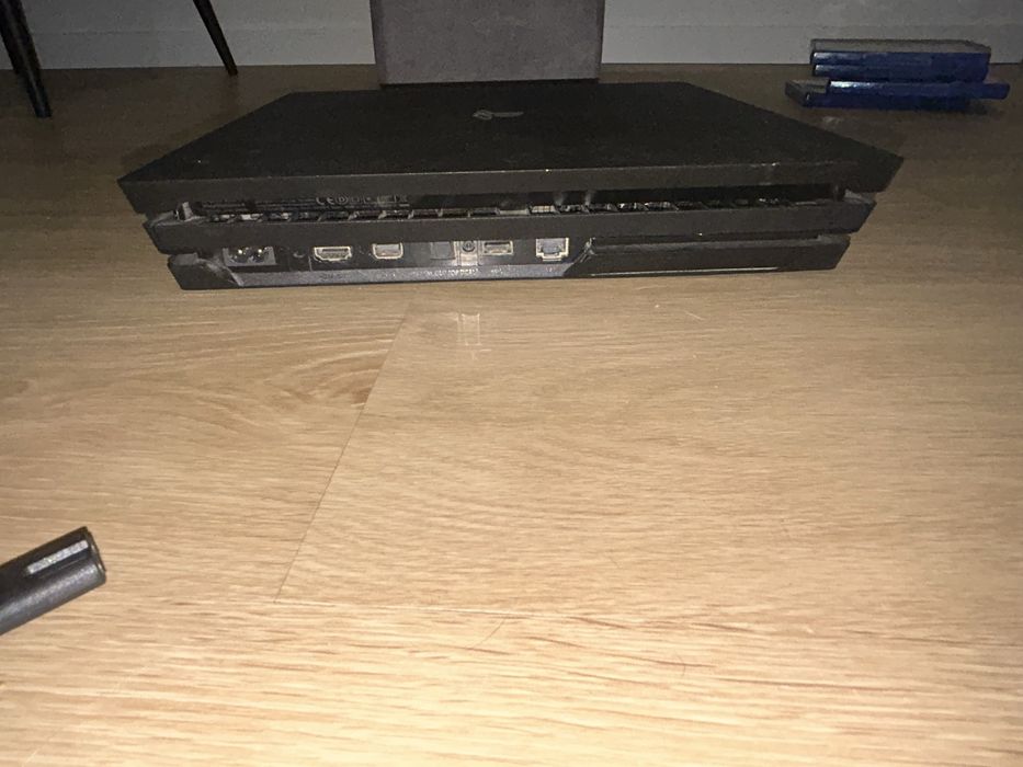 PlayStation 4 pro muito boa ainda vem com 1 comando e 4 jogos