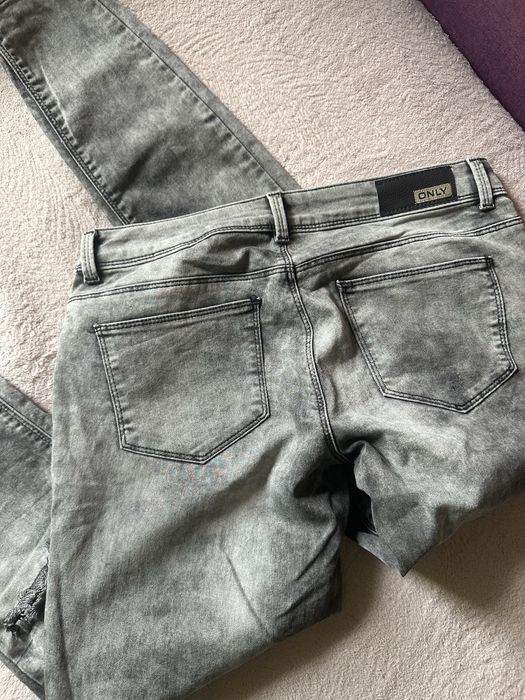 Джинсы скини42-44 р рваные