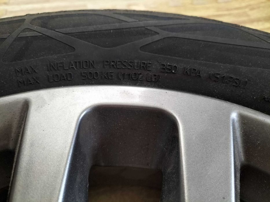 Jante originale Toyota Yaris R15 cu anvelope vară Continental 175/65/15