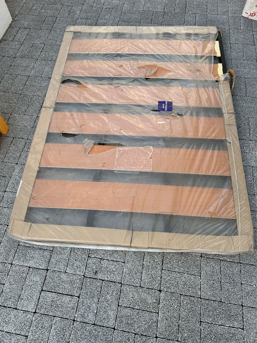 Estrado de 135x190 cm em tubo de aço