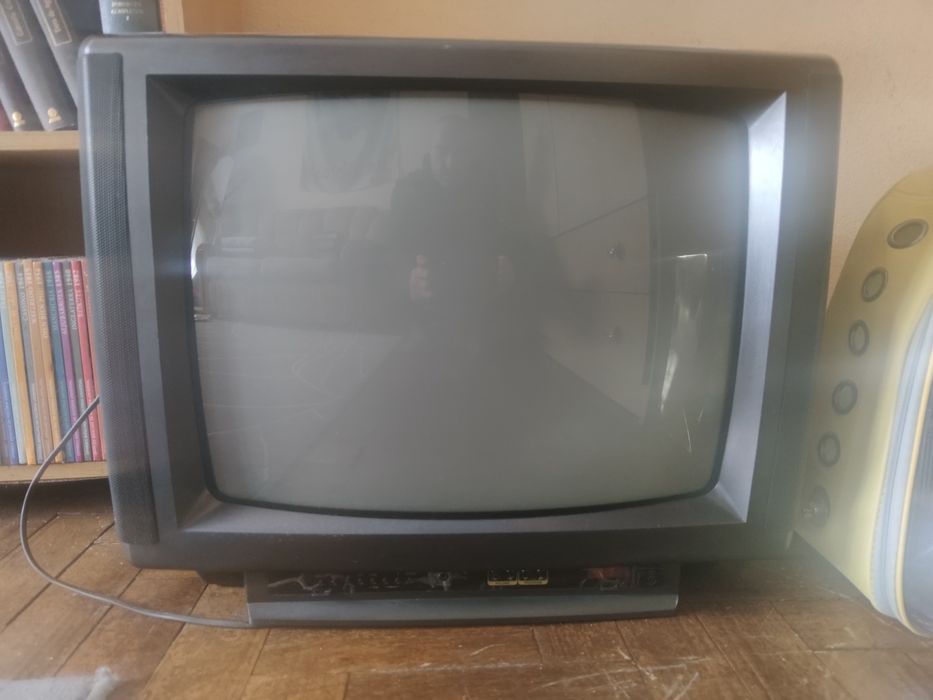 Vendo televisão antiga