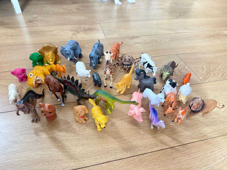 Zestaw zabawki zwierząt dinozaurów