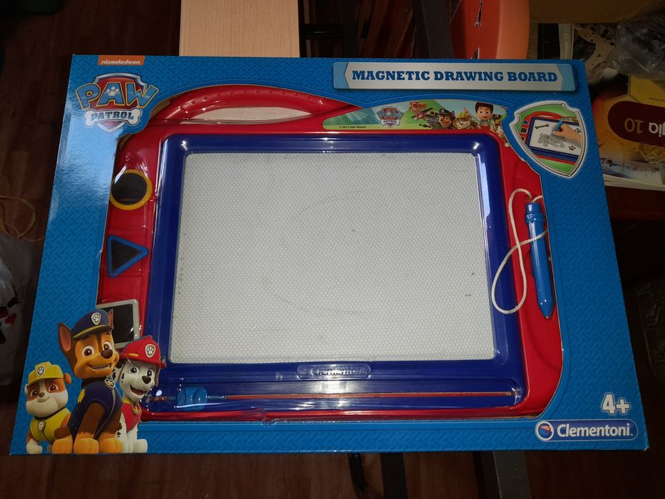 Quadro digital e livros da patrulha pata