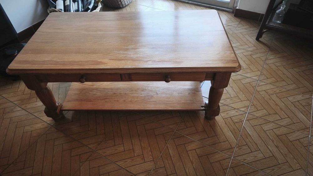 Mesa de sala em madeira