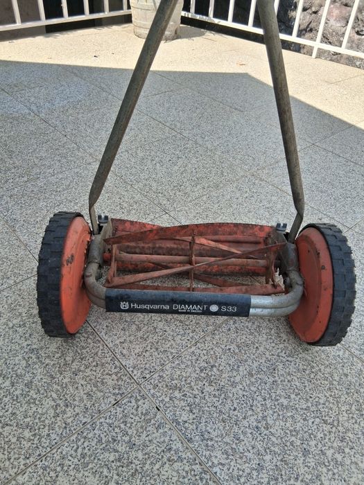 Aparador de relva manual, da marca Husqvarna