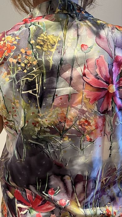 Blusa sem mangas XXL padrão floral colorido com botões