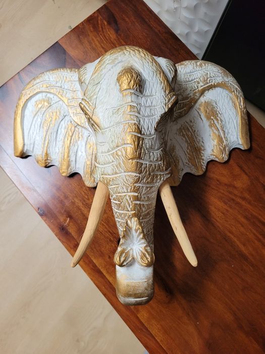 Duzy drewniana rzeźba słonia