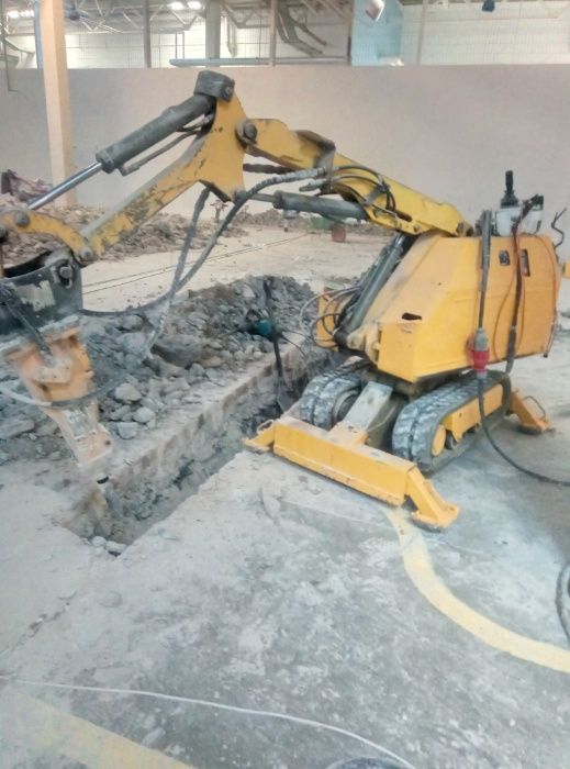 Minikoparka Wrocław koparka z młotem wyburzenia kucie betonu usługi