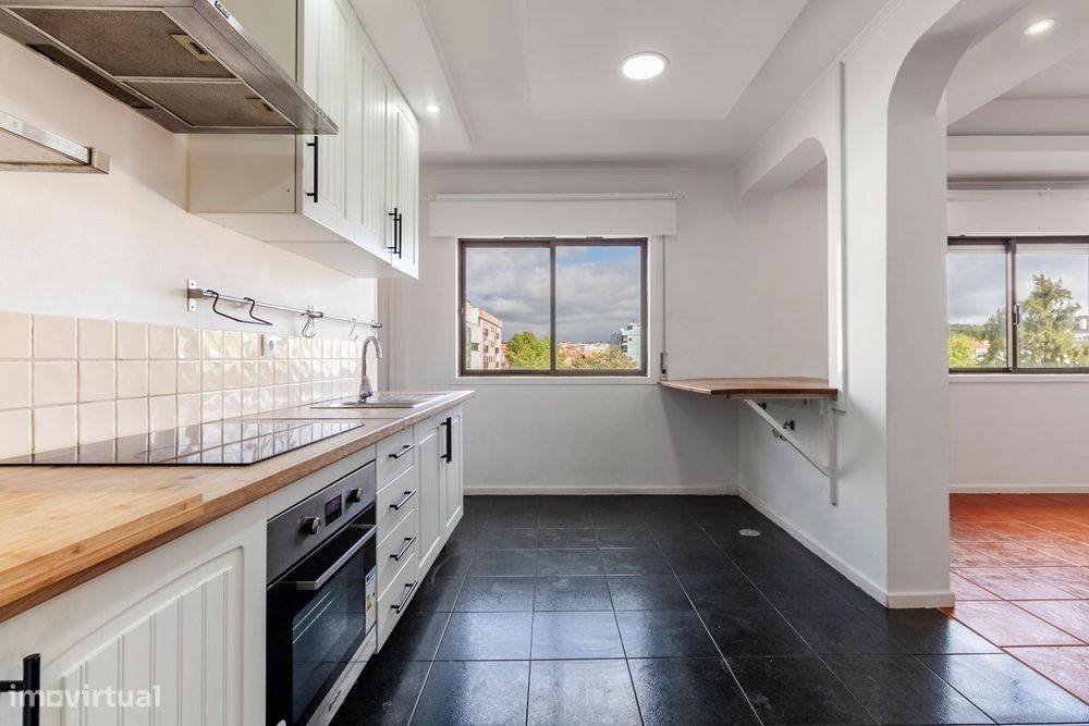 Apartamento T2 c/ Varanda em Agualva, Sintra