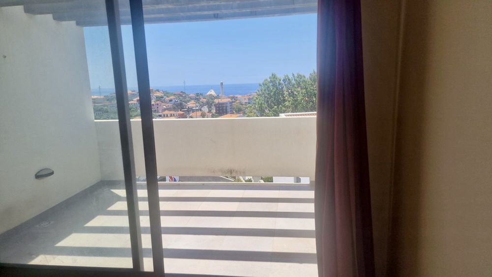 Moradia com sol todo o dia e vista mar parcial em Câmara de Lobos