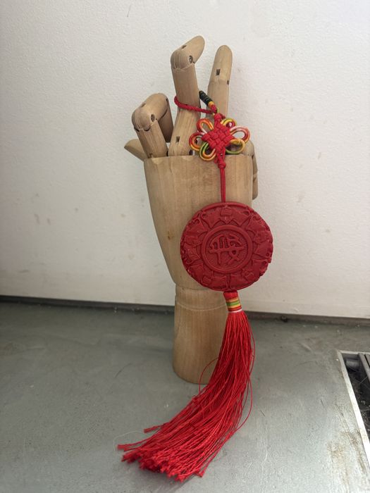 Chińska zawieszka laka 34 cm medalion 平安 chwost