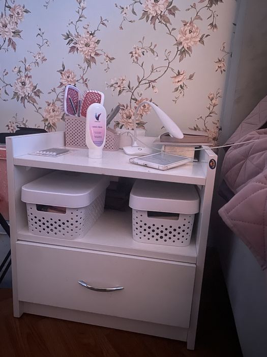 Тумбочка  біла.