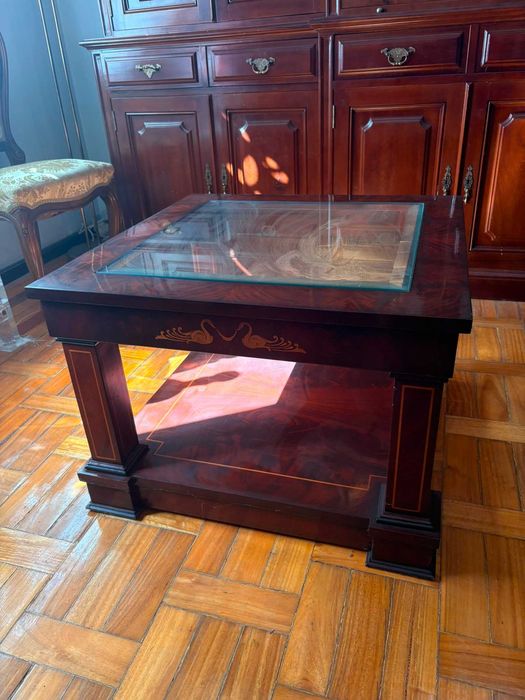 Mesa de centro clássica em madeira com marchetaria e tampo de vidro