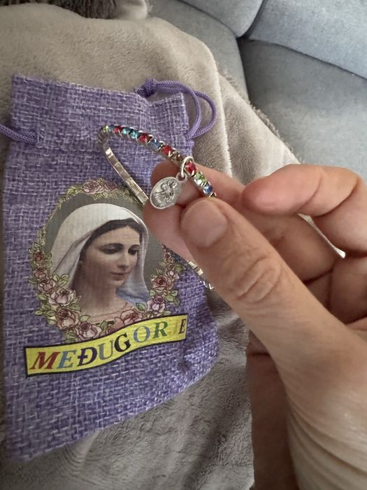Rożaniec z Medziugorie i branzoletka z matka boska i etui