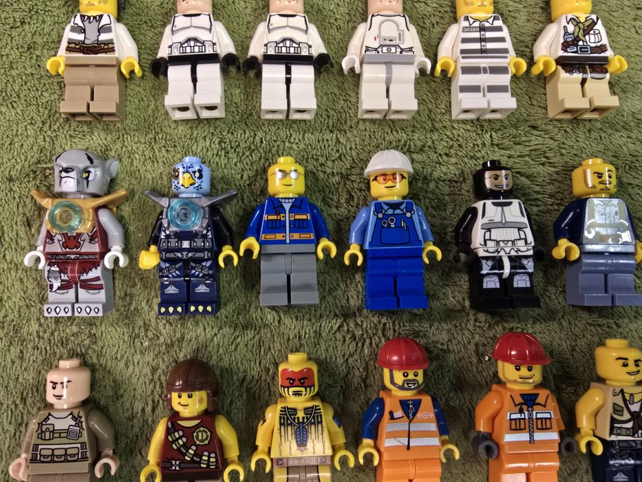 LEGO 21 figurek różne.