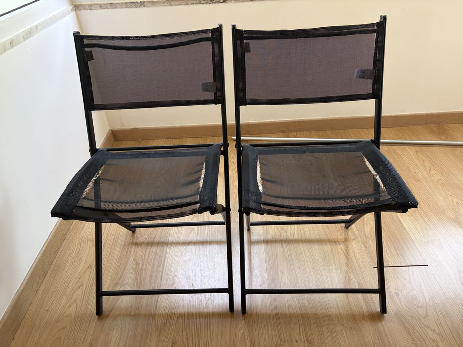 Vendo 2 cadeiras cor preto usadas