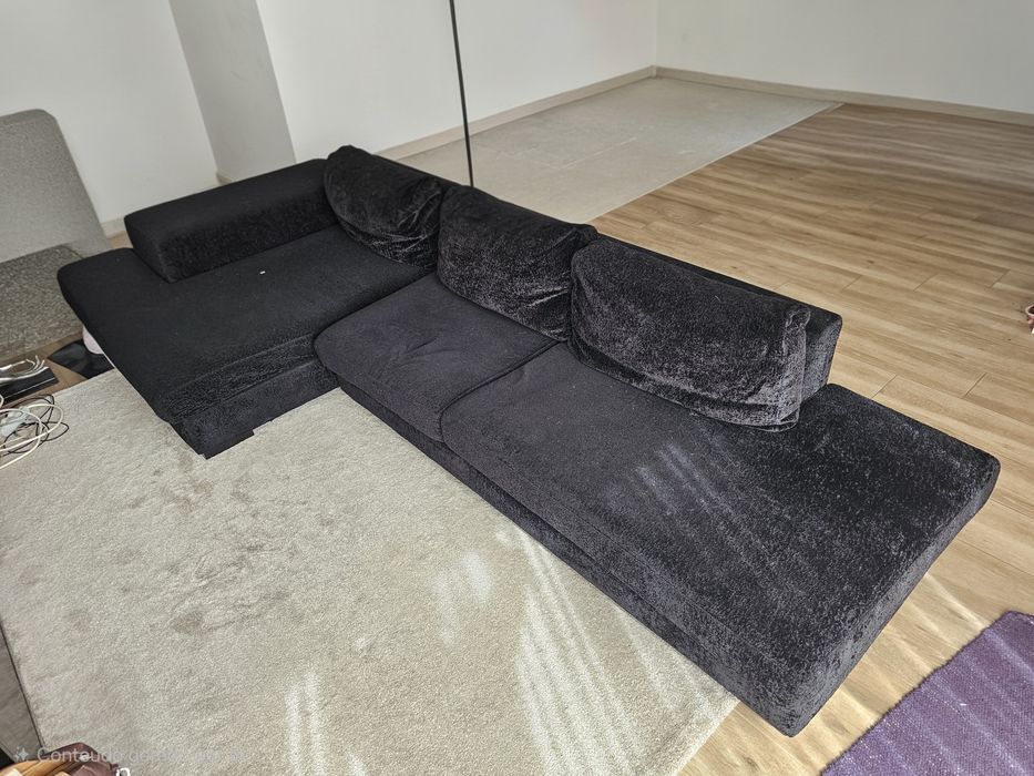 Sofá preto com cerca de 3,10 metros