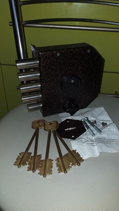 Продам накладной замок Сенат с ночником задвижкой.