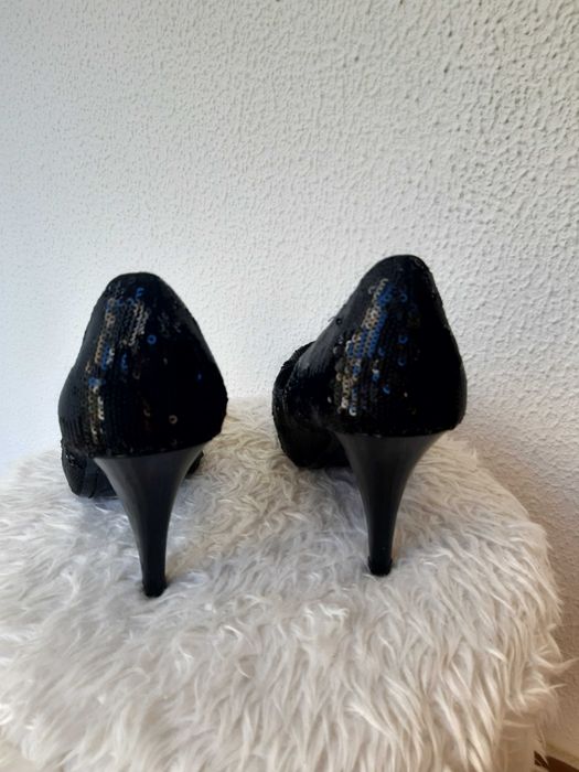 Sapatos pretos mulher