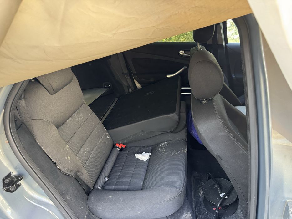 Ford Mondeo diverso material