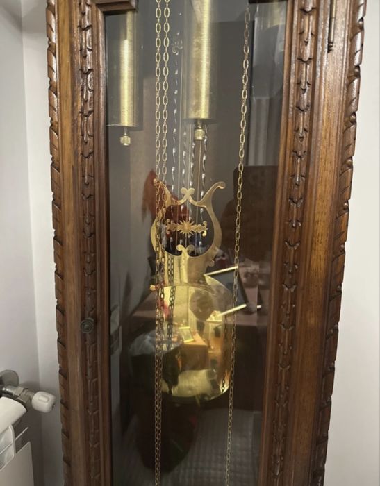 Relógio antigo de madeira com pêndulo – Estilo clássico