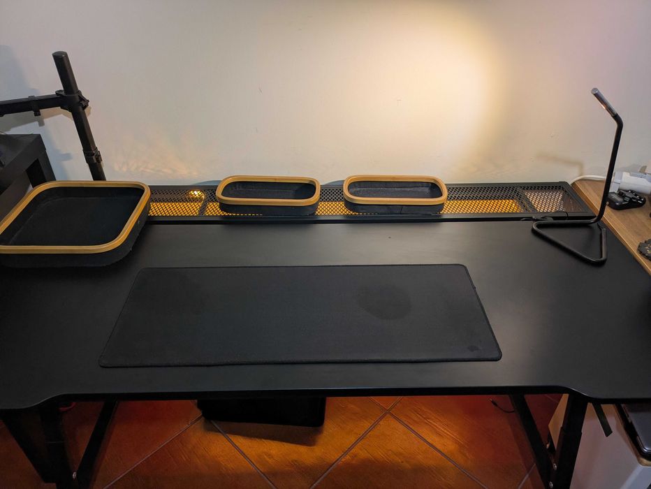 Black office table (UTESPELARE) + Acessórios