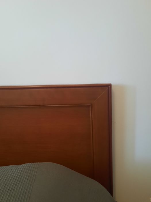 Quarto completo, cama casal  mesas cabeira e cómoda