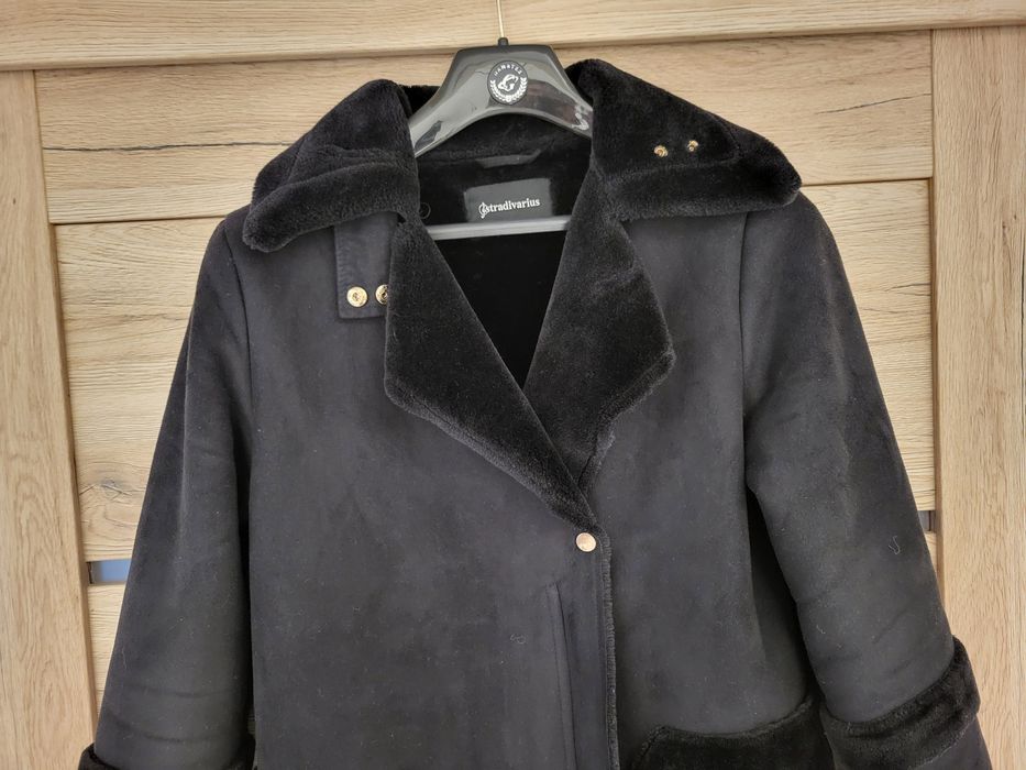 Czarny płaszcz z kożuchem