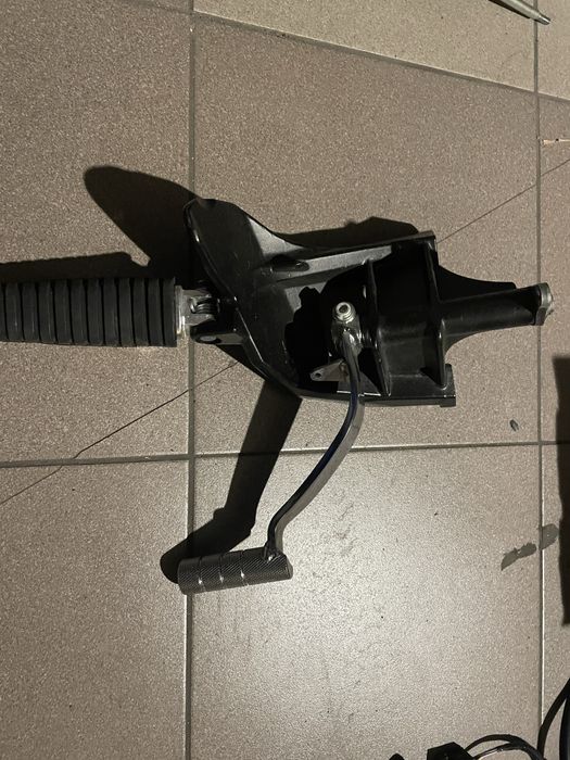 SUZUKI VZR 1800 M  Intruder podnóżek set sety podnóżki podesty nowe