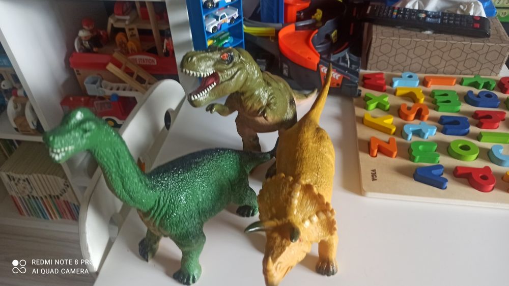 3 duże plastikowe dinozaury