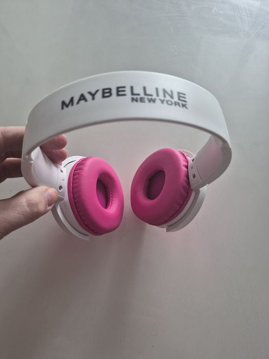 Бездротові навушники Maybelline New York з Bluetooth-з'єднанням.