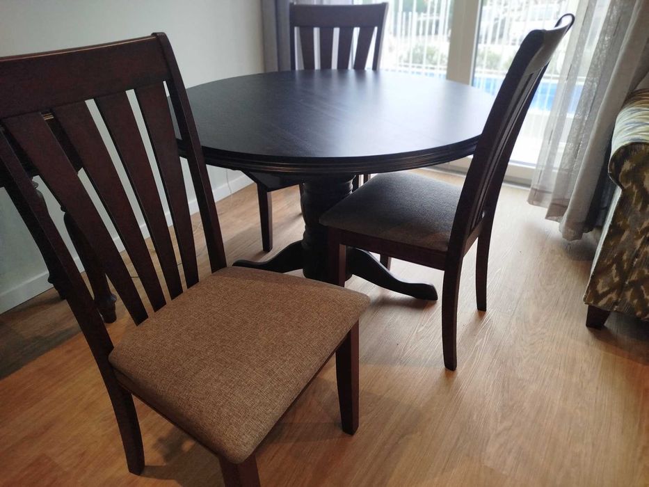 Mesa de Madeira com 6 cadeiras