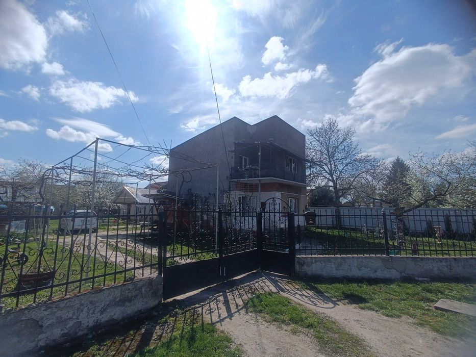 ЗАТИШНЕ БУДИНКОВОЛОДІННЯ біля термальних басейнів: 2-х поверховий 4 кімнатний будинок 106 кв.м + одноповерховий маленький будинок, 7 соток, тихе місце